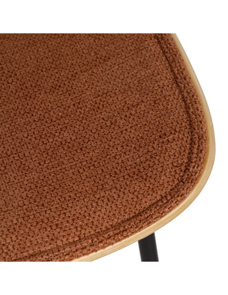 Cadeira BENILDA laranja, folheado a MDF carvalho e metal com acabamento preto.