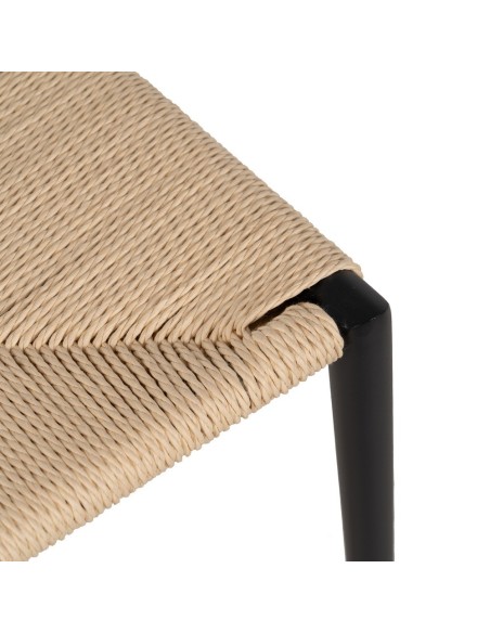 Silla de diseño ANALY de metal con acabado negro y asiento de cuerda.