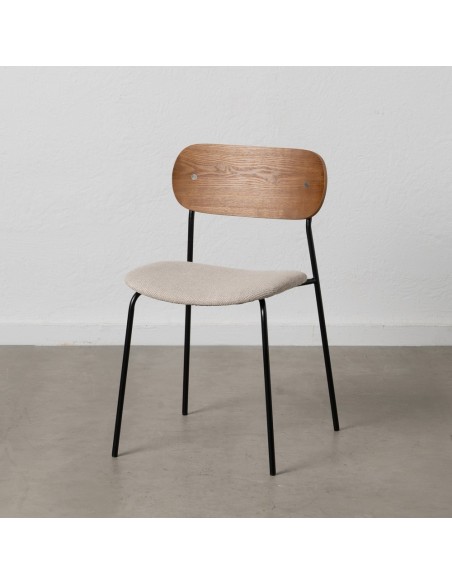 Cadeira design Maureen feita de folheado de carvalho, tecido creme e metal preto.
