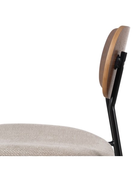 Cadeira design Maureen feita de folheado de carvalho, tecido creme e metal preto.