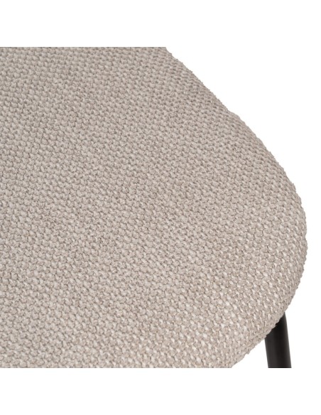 Cadeira design Maureen feita de folheado de carvalho, tecido creme e metal preto.