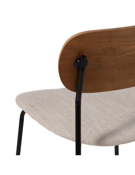 Cadeira design Maureen feita de folheado de carvalho, tecido creme e metal preto.