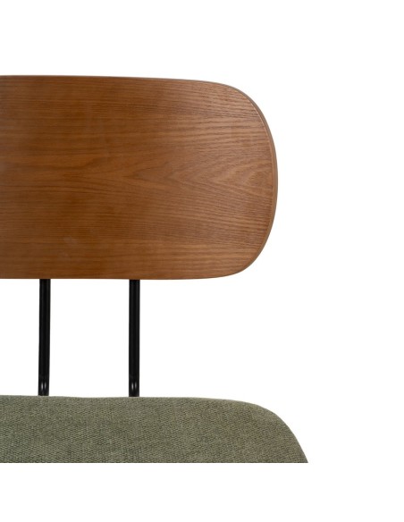 Cadeira design Mureen feita de folheado de carvalho, tecido verde e metal preto.