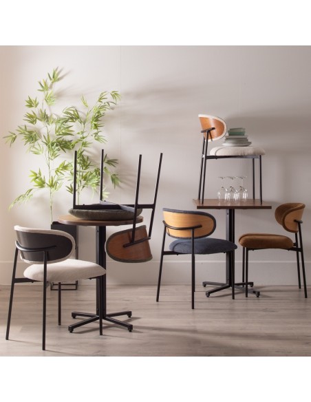 Cadeira design RUNNIE em tecido verde escuro com pernas de aço preto.