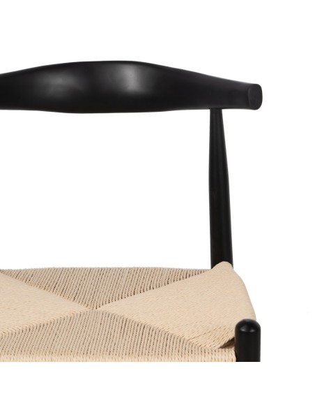 Cadeira ADA de madeira natural em corda preta e bege.