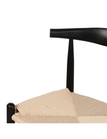 Cadeira ADA de madeira natural em corda preta e bege.