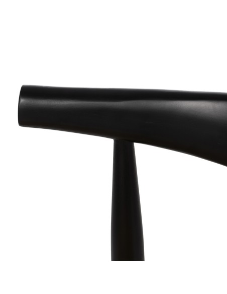 Cadeira ADA de madeira natural em corda preta e bege.