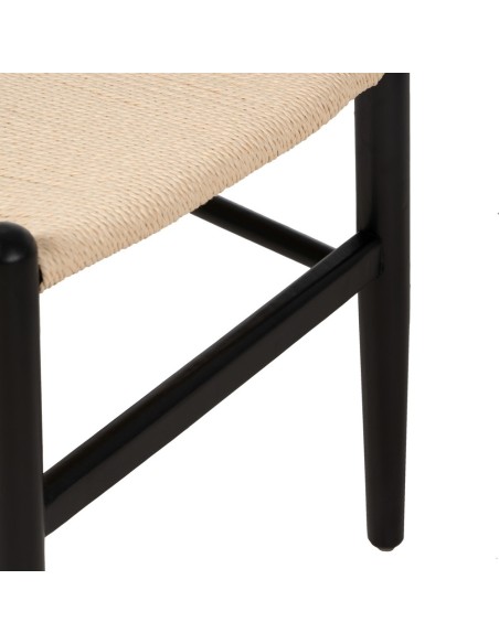 Cadeira ADA de madeira natural em corda preta e bege.