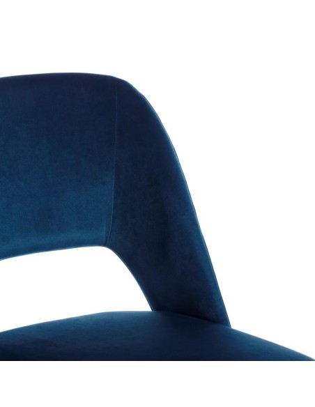 Cadeira Mael em tecido castanho e pes em aço preto e dourado.