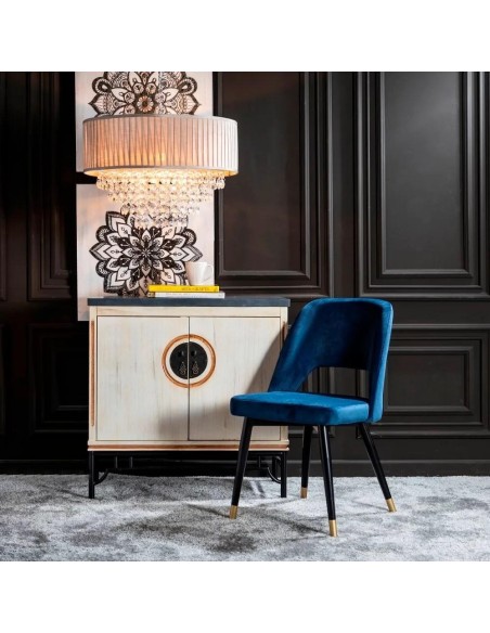 Cadeira Mael em tecido castanho e pes em aço preto e dourado.