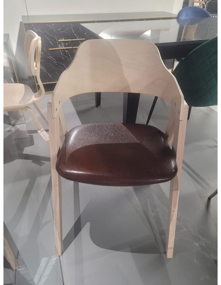 Silla con brazos nordic GODI, madera de hevea y similpiel marron