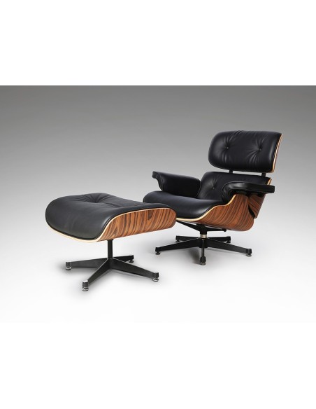 Sillón Lounge con ottoman, piel negra, madera palisandro y patas en aluminio acabado negro