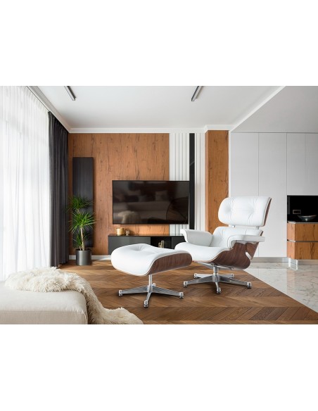 Sillón Lounge con ottoman, piel blanca, madera nogal y patas en aluminio pulido