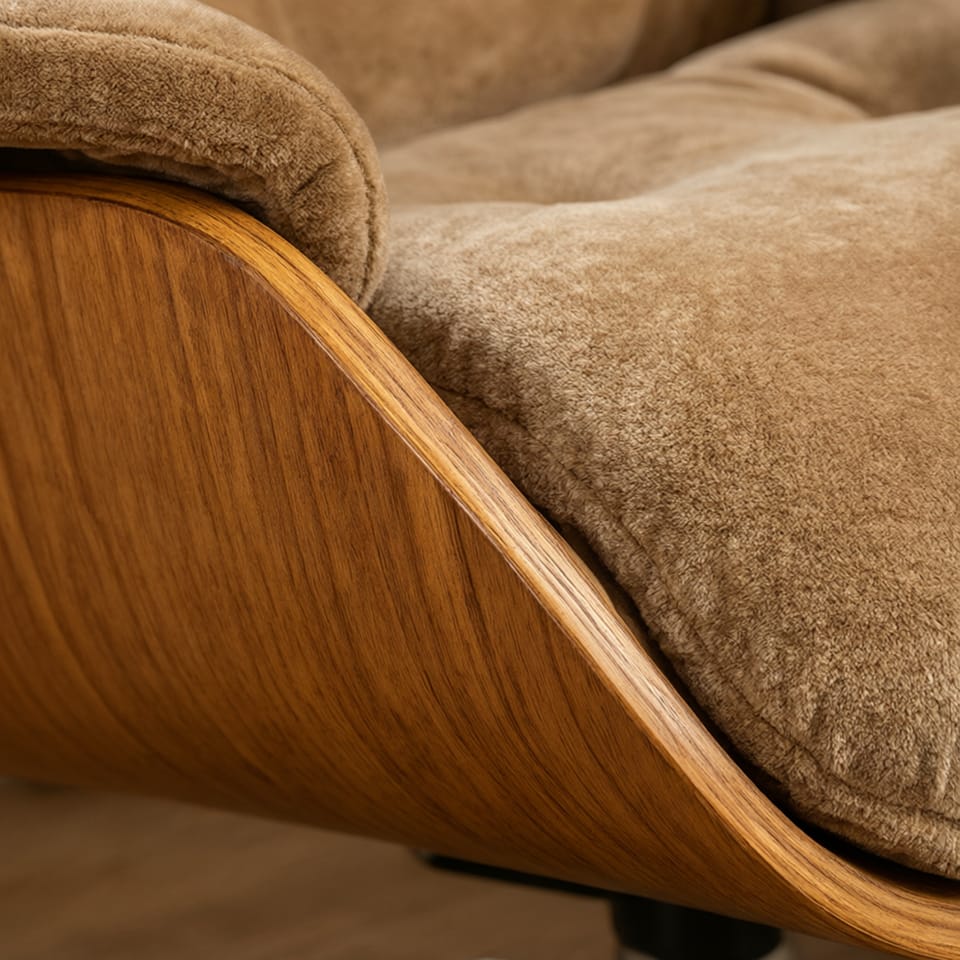 Detalle de la textura de la madera moldeada y la tapicería de un sillón de descanso clásico